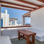 Cosy Traditional With Shared Pool In *