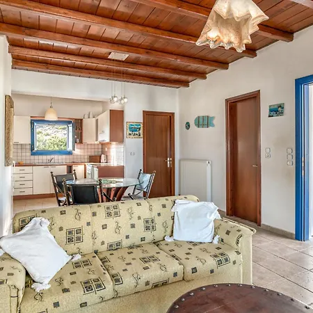 Cosy Traditional With Shared Pool In