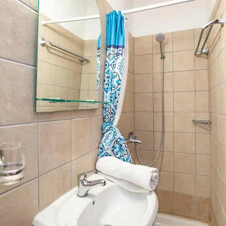 Cosy Traditional With Shared Pool In *