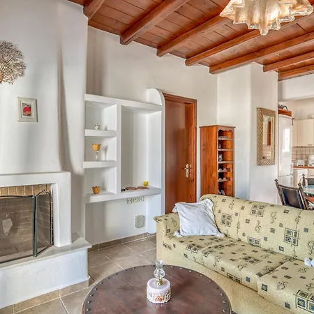 Cosy Traditional With Shared Pool In Appartement
