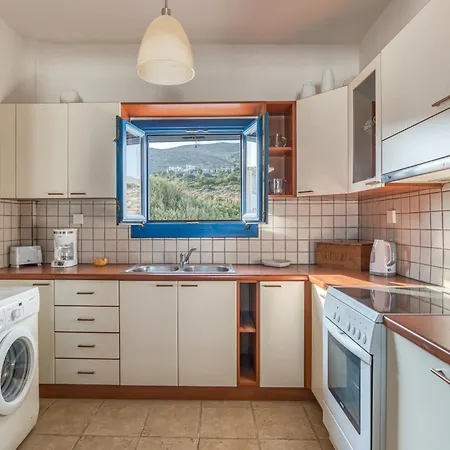 Cosy Traditional With Shared Pool In