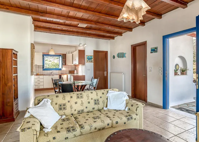 Cosy Traditional With Shared Pool In