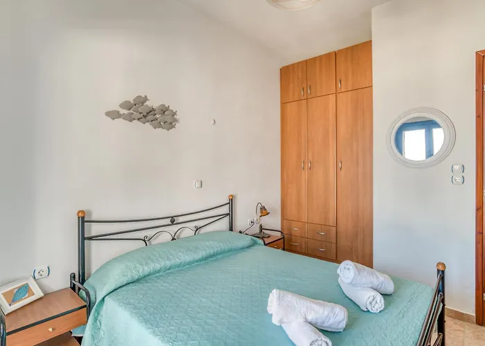 Cosy Traditional With Shared Pool In *