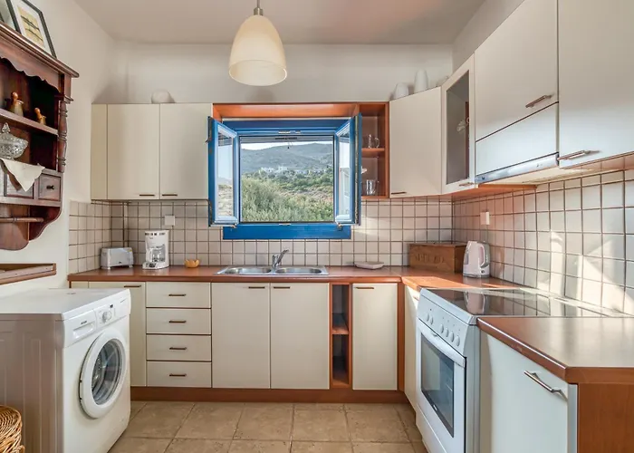 Cosy Traditional With Shared Pool In